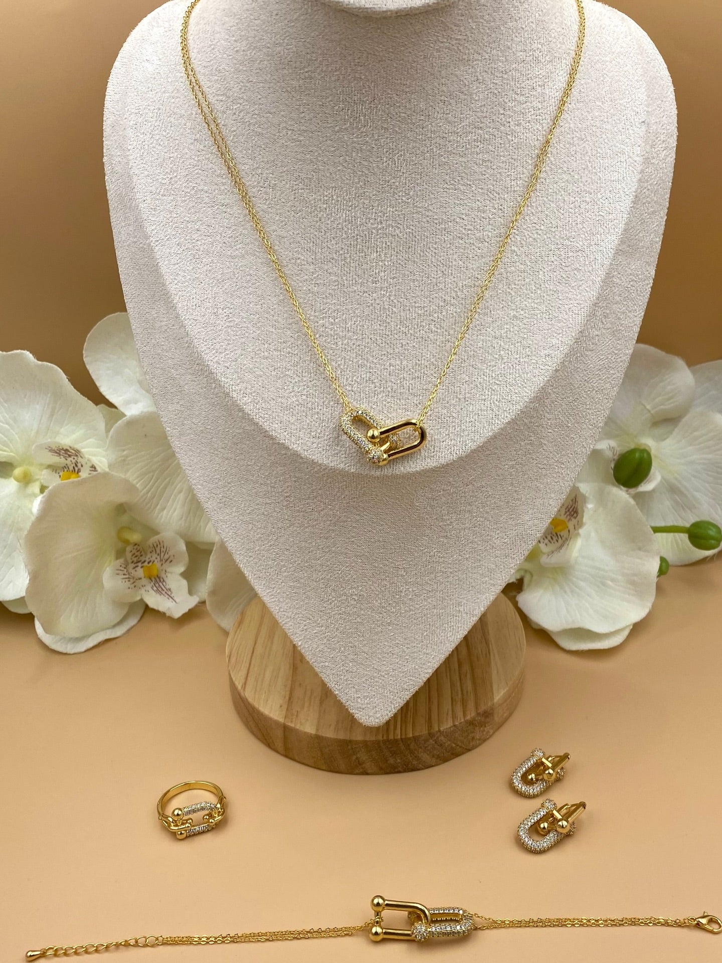 How to Choose Necklaces for Dark-Colored Formal and Evening Dresses