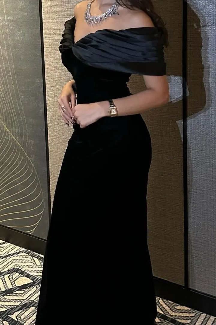 Black Off the Shoulder Sleeveless Strapless Long Formal Dress With Pleated Black Off the Shoulder Sleeveless Strapless Long Formal Dress With Pleated