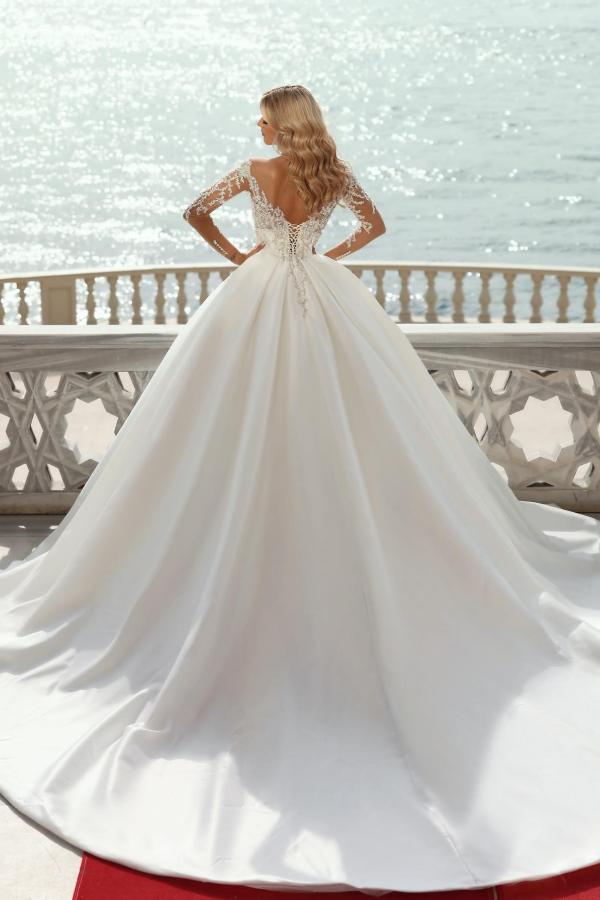 Bmbride Sweetheart Long Sleeves Chapel Train Satin Ball Gown Wedding Dress with Pearls