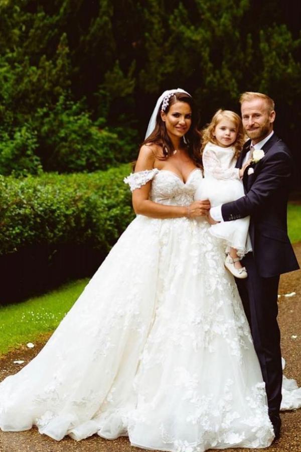 Bmbride Elegant White Off-Shoulder Lace Tulle Wedding Dress with Chapel Train