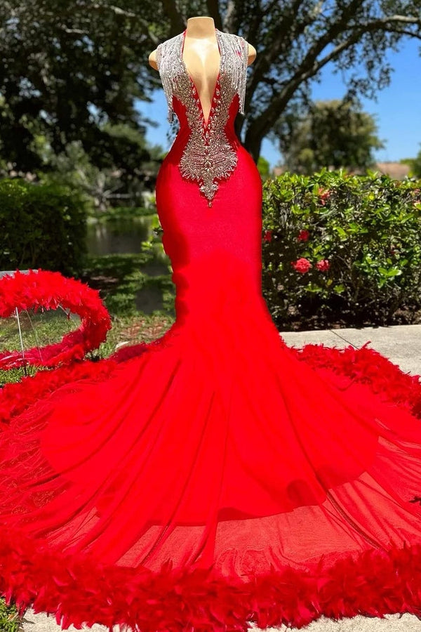 Robe de bal sirène à col en V profond avec plumes rubis et perles argentées