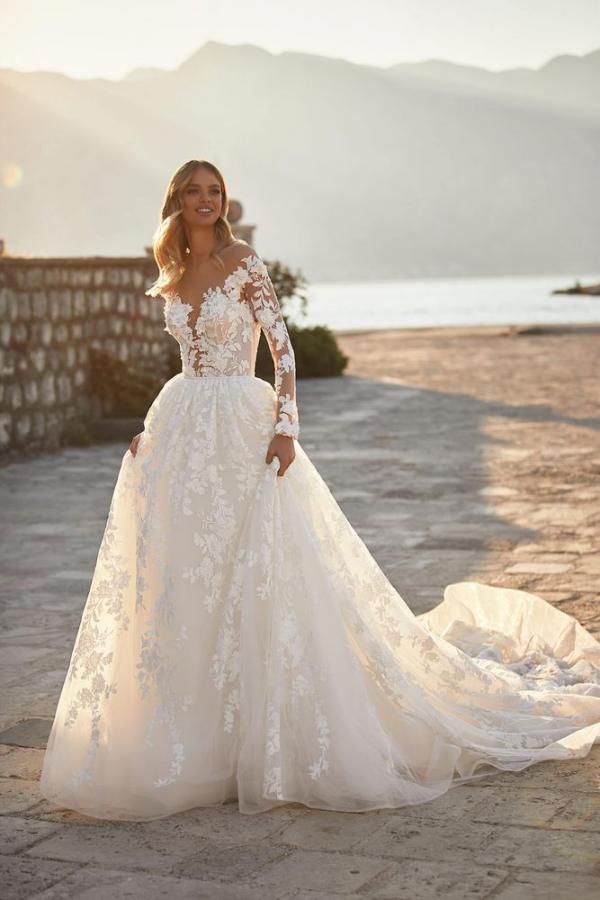 Bmbride Exquisite Long A-line V-neck Tulle Floral Lace Backless Wedding Dresses with Sleeves