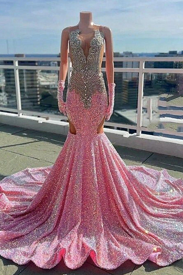 Robe de bal longue rose à col en V et découpes avec perles argentées