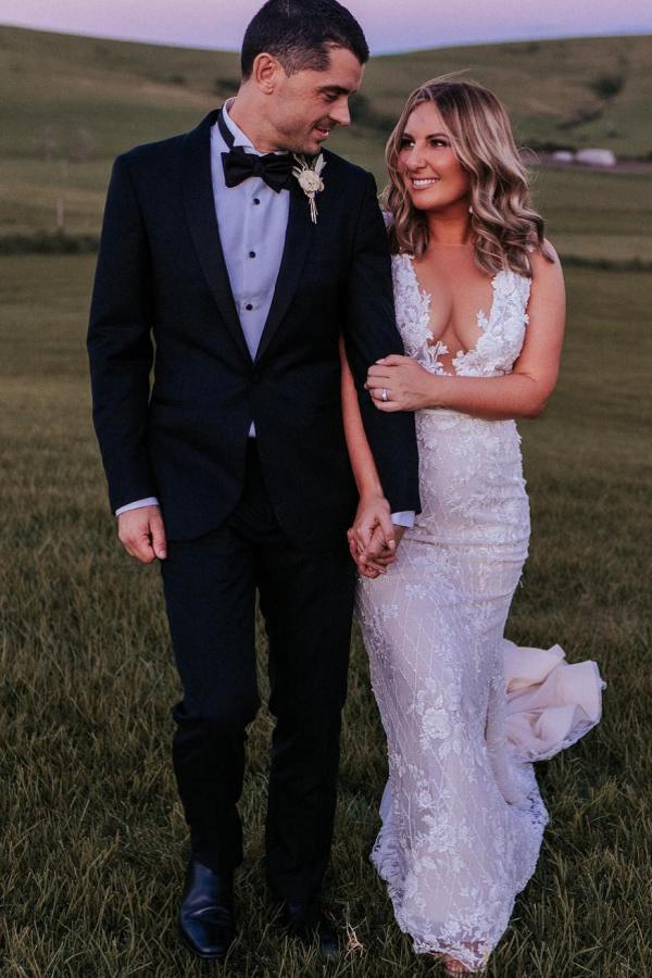 Bmbride Long Mermaid V-Neck Sleeveless Floral Lace Backless Wedding Dress