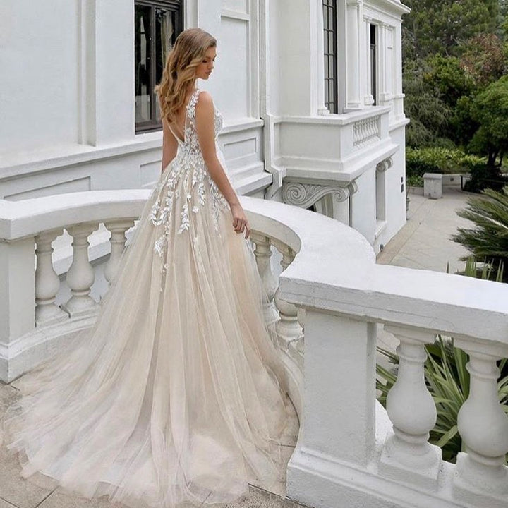 Bmbride Luxurious Long A-line V-neck Tulle Sleeveless Backless Wedding Dress with Lace