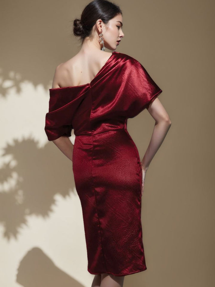 Off-The-Shoulder Short Sleeve Sheath Cocktail Dress with Ruched Knee-Length Column Design