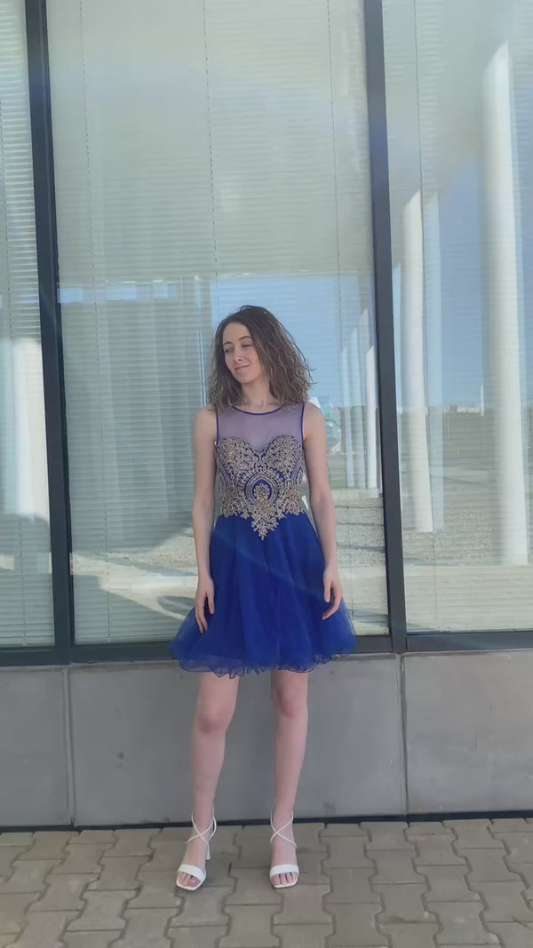 Vestido hasta la rodilla con apliques de encaje dorado, sin mangas y corte en A
