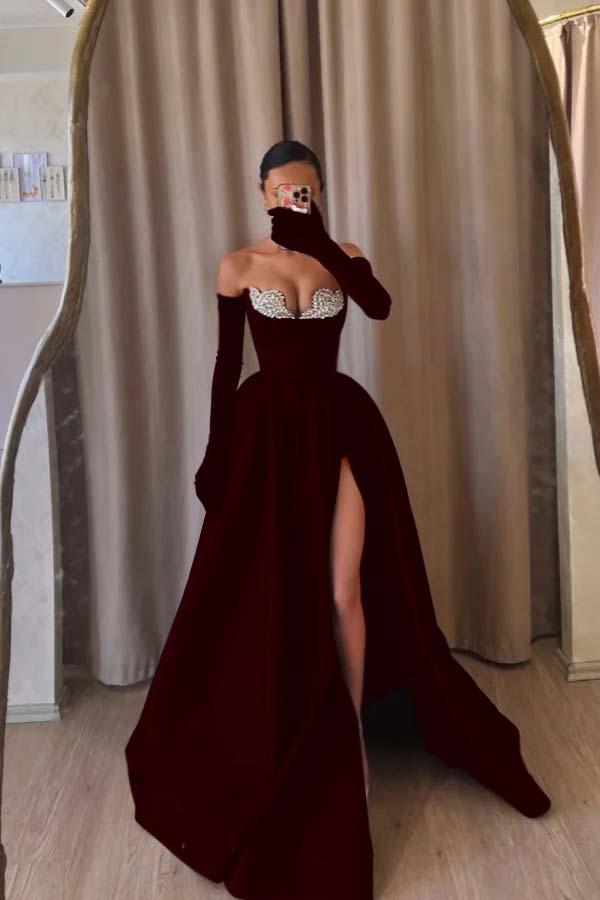 Trägerloses, ärmelloses, langes Abendkleid mit Schlitz und Perlenstickerei, dazu lange Handschuhe